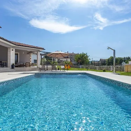 Aeris Mit Privatem Pool Valtura